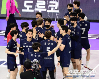 [포토] 대한항공 '한국전력에 3-2 풀세트 접전 끝에 승리'