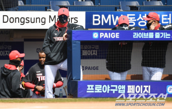 [포토] 김종국 감독 '여유롭게'