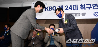 [포토] 공인구 전달 받은 신임 허구연 총재