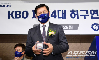 [포토] 허구연 총재 '이제 이 공을 사용합니다'