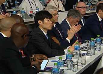 [WC조추첨현장]'해버지의 위엄' 박지성 FIFA 총회에서 벵거와 함께 포착!