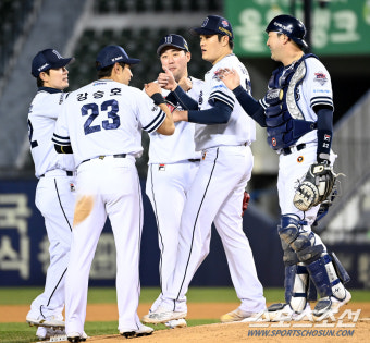 [포토] 두산, 삼성에 6-5 짜릿한 역전승