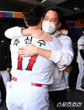 [포토] 추신수 안아주는 정용진 구단주
