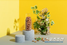 아몬드로 실천하는 봄철 머릿결 관리