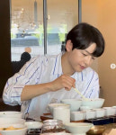 송중기, 한 식당서 포착된 모습…밥 먹는 모습도 정갈해