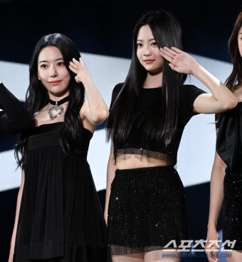 [포토] 사쿠라-홍은채, 인사하는 모습도 예쁘네