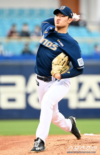 [포토] 김시훈, 빠른 직구를 받아라!