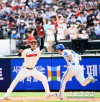 [포토] 정훈, 빈틈 없는 1루 수비!