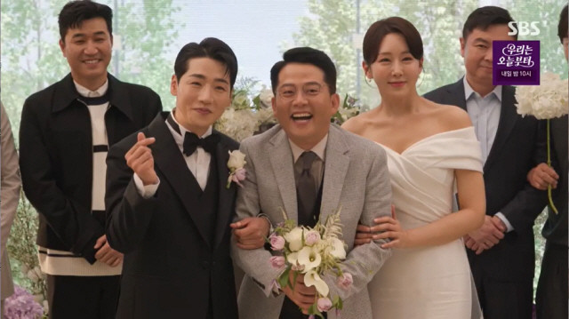 코미디언 김준호X김지민, 감동의 결혼식 현장서 애정 가득한 약속 종합报道