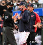 부정투구 흔들기→문책성 교체까지…연패 속 독해진 서튼 [SC초점]