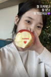 아이유, 칸 빛낸 美친 민낯...사과 하트 로 사랑고백까지