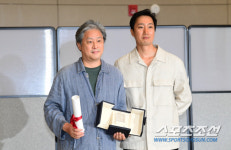 깐느 박 박찬욱 감독 이번에는 감독상 트로피 들고 금의 환향 [공항 현장]