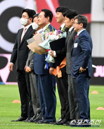 [포토] 윤석열 대통령, 손흥민에 체육훈장 수여