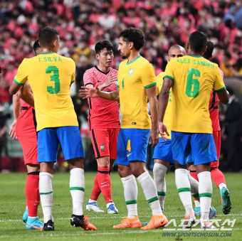 [포토] 손흥민 '브라질 선수들과 인사'