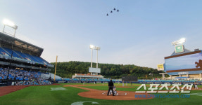 [포토] 호국보훈의 달 맞아 F-15K 축하 비행