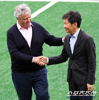 [포토] 히딩크 감독-정몽규 회장 '경기 종료 후 악수'