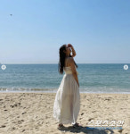 6㎏ 감량 소유, 늘씬해진 몸매에 과감 시스루 의상. 민소매 스타일에 다리 라인도 그대로…