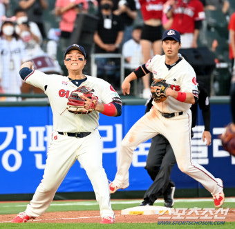 [포토] 한동희, 타구 잡아 빠르게 1루로!
