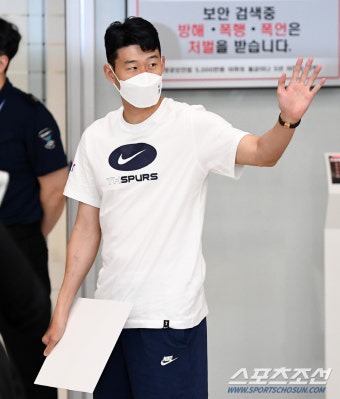 [포토] 손흥민 '토트넘 동료들 직접 마중'