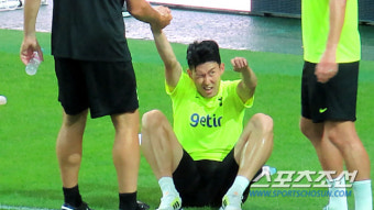 [오픈트레이닝]토트넘 팬들 앞 지옥 훈련! 입에 단내 나게 뛰었다! 손흥민 대자로 쓰러지기도