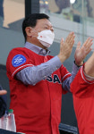 한동희 적시타에 기립박수 롯데 구단주 떴다!…신동빈 회장, 2497일만의 사직 방문 어땠나 [부산스케치]
