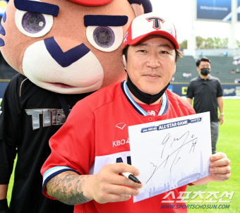 [포토] 최형우, 듬직한 미소로 사인