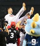 [포토] 마지막 올스타전 행가레 받는 이대호