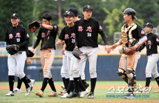 [포토] 8강 진출 장충고, 덕수고에 7회 콜드게임 승