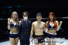 [로드FC]최명재 법무사, 박재성에게 트로피 시상