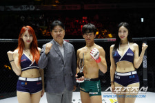 [로드FC]에이지엠 디엔알 성종환 대표, 손재민에게 트로피 시상