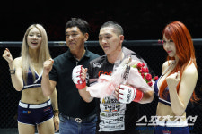 [로드FC]예은식품 오현세 대표, 난딘에르덴에게 트로피 시상