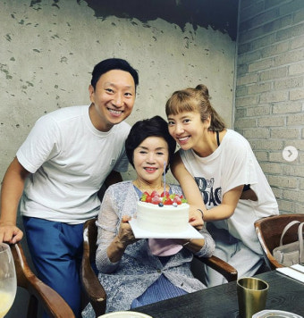 손담비 친정엄마, 생일에 '사위 이규혁' 덕 톡톡히 보네...효도하는 딸 내외