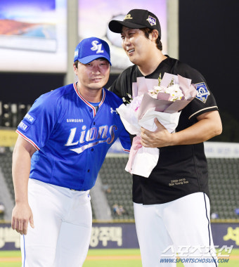 [포토] 오승환에게 축하 받는 배영수 코치