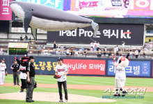 [포토] 강태오 고래와 함께 야구장 나들이