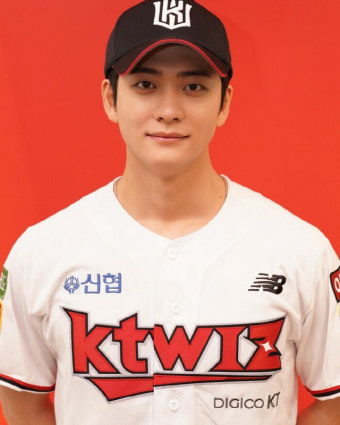 '우영우'로 '국민 섭섭이' 등극 강태오, 선출 의심케 할 완벽 시구 인증샷 공개