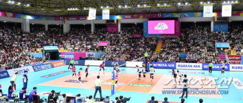 평일에 최다 관중→명승부로 화답. 하루 쉰 GS칼텍스, 5세트 접전 끝에 8명의 흥국생명에 3대2 승리[SC리뷰]