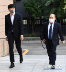 [포토] 첫 공판 출석하는 두산 이영하와 변호사