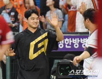 [포토] 데뷔 첫 승 문동주의 환한 미소
