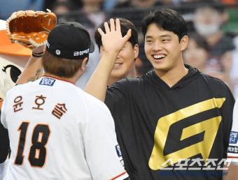 [포토] 데뷔 첫 승 문동주, 선배들 축하에 함박 웃음