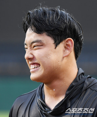 [포토] 데뷔 첫 승 문동주, 물세례에 활짝