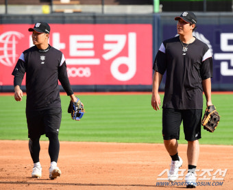 '펜스 플레이도 완벽해~' 3루수 황재균 '가을야구 겨냥한 외야의 비밀병기' [수원 현장]
