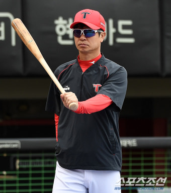 [포토] KIA 김종국 감독 '오늘 반드시 이긴다'