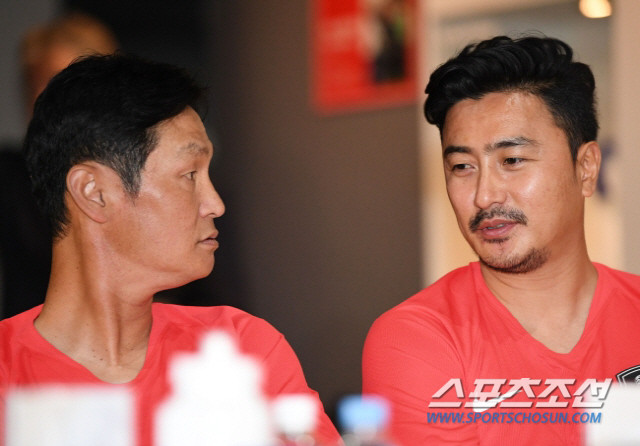 광주FC, 이정효 감독과 2025시즌 연봉 협상 완료 및 연장 계약 발표
