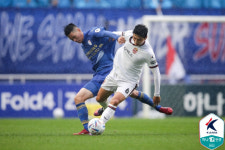 무표정 슈퍼매치 헛심공방 끝 수원, 서울과 0-0…오현규 퇴장