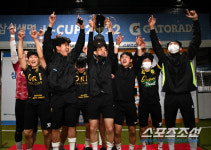 아츄클로딩 | [포토] 우승컵 들어올리는 대전아츄, 우리가 우승!