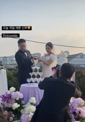 윤진이, '듬직+훈훈외모' 금융맨 남편 공개…비공개 한옥 야외 결혼식 [SC이슈]