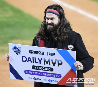 [포토] 켈리, PO 1차전 MVP