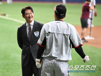 [포토] 박용택 해설위원 '현수야! 부탁한다'