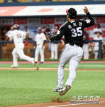[포토] 문보경의 야수선택, 6회 2-2 동점