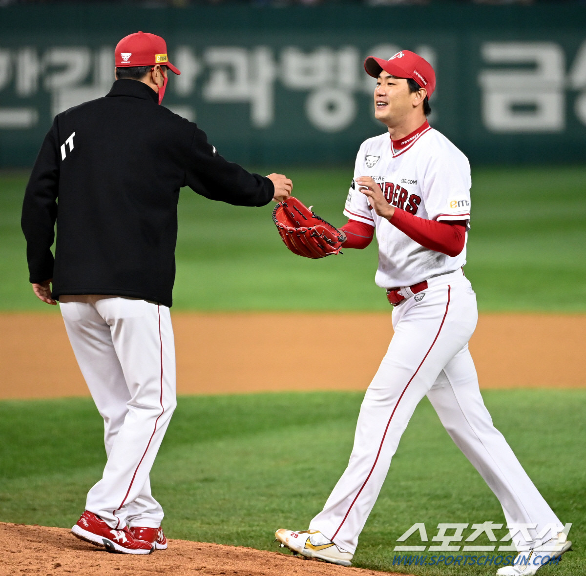 KIA 타이거즈, 외국인 투수 에릭 라우어의 활약으로 정규시즌 우승 노릇하는 가운데, 박병호의 400홈런 돌파와 양현종의 기록 유지 주목